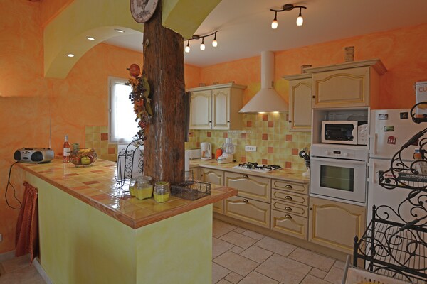 Foto van Rustige villa met uitzicht op het zwembad - Vakantiehuis in St. Laurent de Carnols - Kitchen