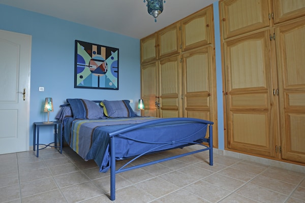 Foto van Rustige villa met uitzicht op het zwembad - Vakantiehuis in St. Laurent de Carnols - BedRoom