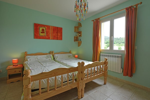 Foto van Rustige villa met uitzicht op het zwembad - Vakantiehuis in St. Laurent de Carnols - BedRoom