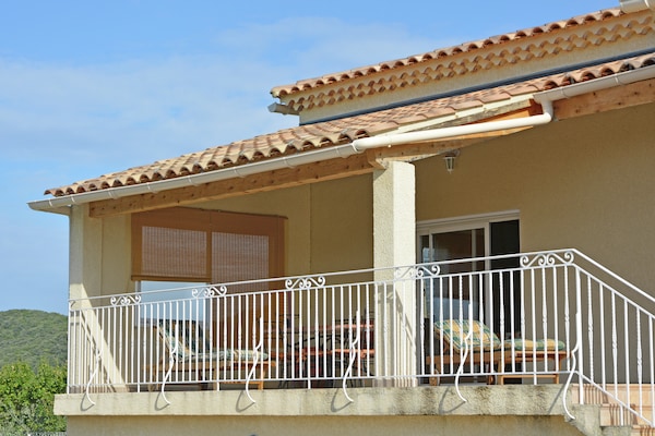 Foto van Rustige villa met uitzicht op het zwembad - Vakantiehuis in St. Laurent de Carnols - TerraceBalcony