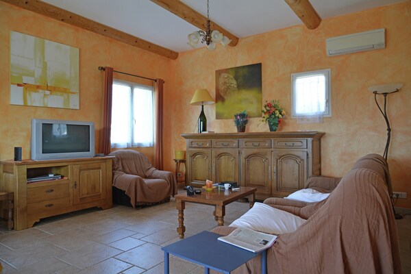 Foto van Rustige villa met uitzicht op het zwembad - Vakantiehuis in St. Laurent de Carnols - LivingRoom