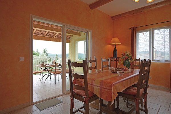 Foto van Rustige villa met uitzicht op het zwembad - Vakantiehuis in St. Laurent de Carnols - DiningRoom