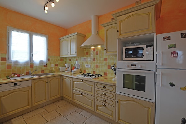 Foto van Rustige villa met uitzicht op het zwembad - Vakantiehuis in St. Laurent de Carnols - Kitchen