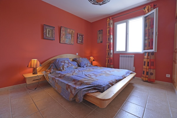 Foto van Rustige villa met uitzicht op het zwembad - Vakantiehuis in St. Laurent de Carnols - BedRoom