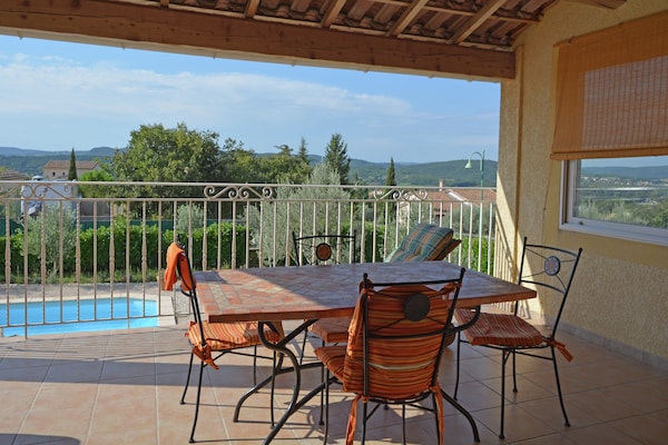 Foto van Rustige villa met uitzicht op het zwembad - Vakantiehuis in St. Laurent de Carnols - TerraceBalcony