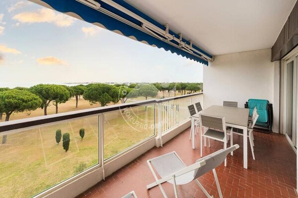 Foto van 3 stukken voor 6 personen - Vakantiehuis in LE GRAU DU ROI - TerraceBalcony