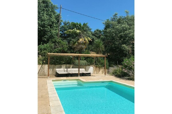 Foto van La Patoille blanc Comfortabele vakantiewoning - Vakantiehuis in Aujac - PoolOfHouse