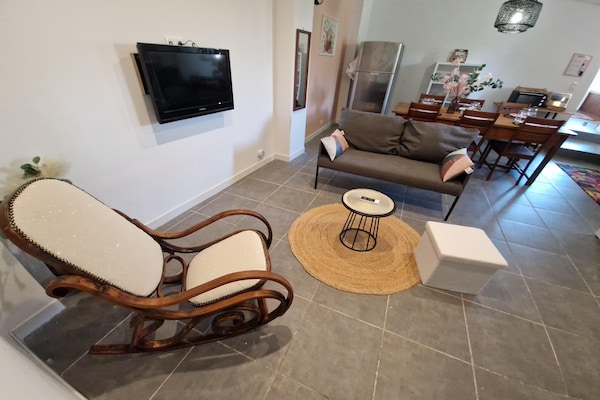 Foto van Appartement met zwembad - Vakantiehuis in Saint-Hilaire-de-Brethmas - LivingRoom