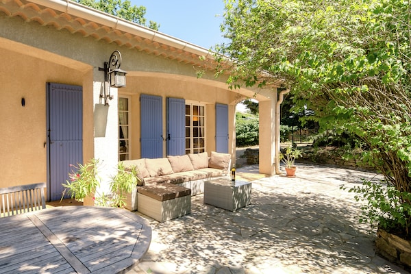 Foto van Kindvriendelijke villa met zwembad - Vakantiehuis in Salazac - TerraceBalcony
