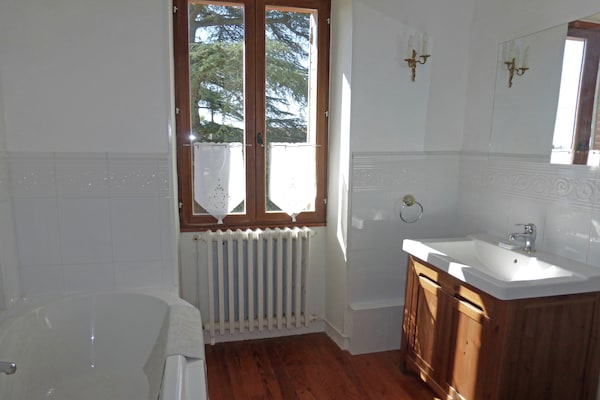 Foto van Luxe villa in Cazaubon met zwembad - Vakantiehuis in Cutxan - BathRoom