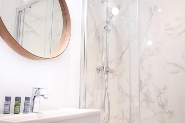 Foto van Gezellige Apt Nabij Treinstation Saint-Jean - Vakantiehuis in Bordeaux - BathRoom