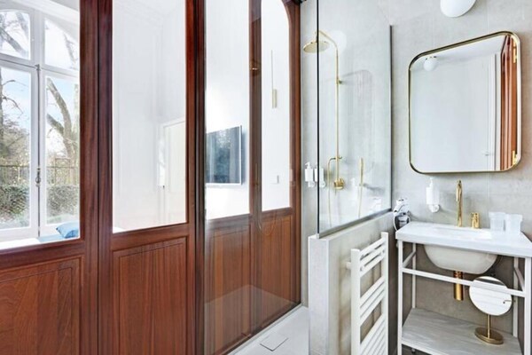 Foto van Maison Labruyère - Koninklijke Tuinsuite - Vakantiehuis in Bordeaux - BathRoom