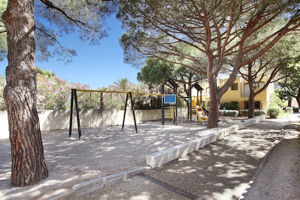 Foto van Appartement in Frankrijk bij dennenbomen - Vakantiehuis in Agde - ParkFacilities
