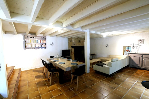 Foto van Blanquefort Woodland Hill Retreat - Vakantiehuis in Blanquefort-Sur-Briolance - DiningRoom