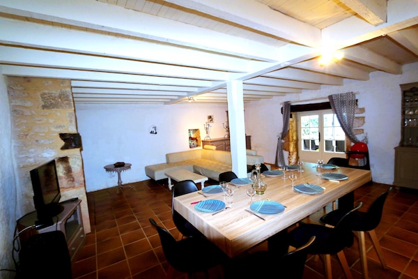 Foto van Blanquefort Woodland Hill Retreat - Vakantiehuis in Blanquefort-Sur-Briolance - DiningRoom