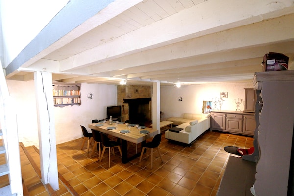 Foto van Blanquefort Woodland Hill Retreat - Vakantiehuis in Blanquefort-Sur-Briolance - DiningRoom