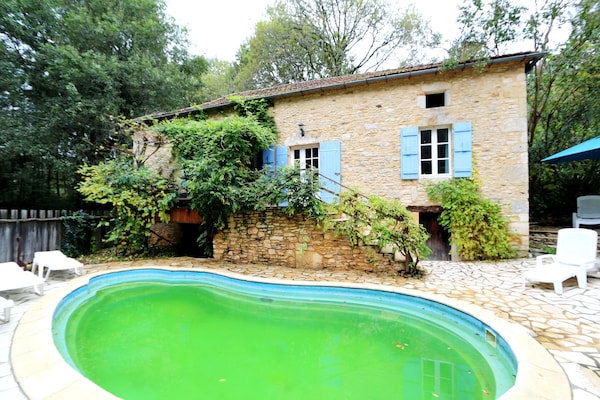 Foto van Blanquefort Woodland Hill Retreat - Vakantiehuis in Blanquefort-Sur-Briolance - PoolOfHouse