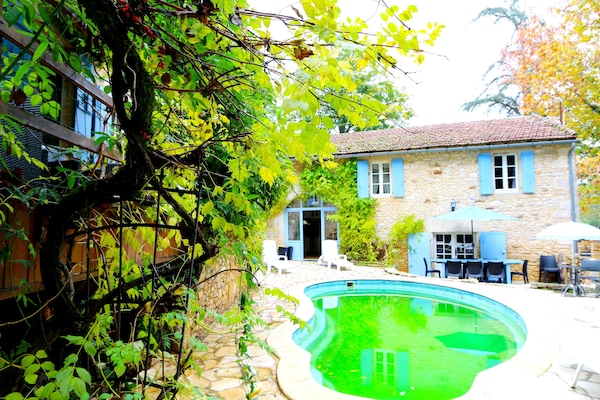 Foto van Blanquefort Woodland Hill Retreat - Vakantiehuis in Blanquefort-Sur-Briolance - ExteriorSummer