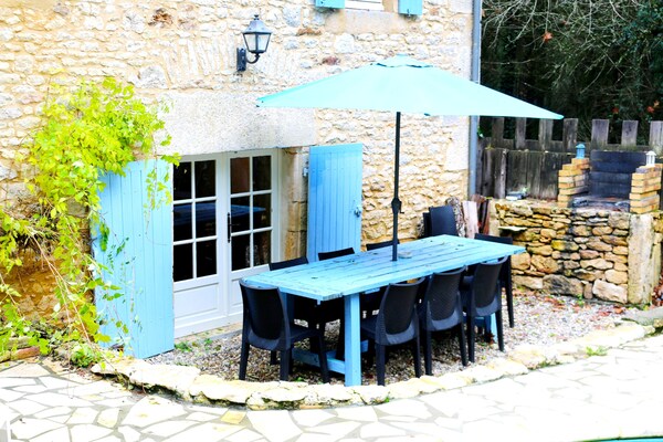 Foto van Blanquefort Woodland Hill Retreat - Vakantiehuis in Blanquefort-Sur-Briolance - TerraceBalcony