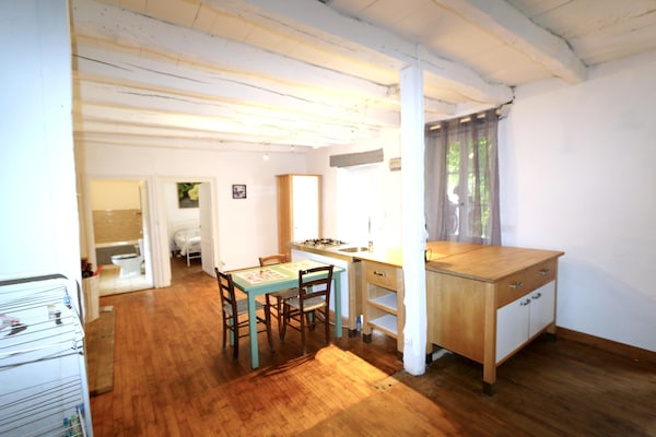 Foto van Blanquefort Woodland Hill Retreat - Vakantiehuis in Blanquefort-Sur-Briolance - DiningRoom