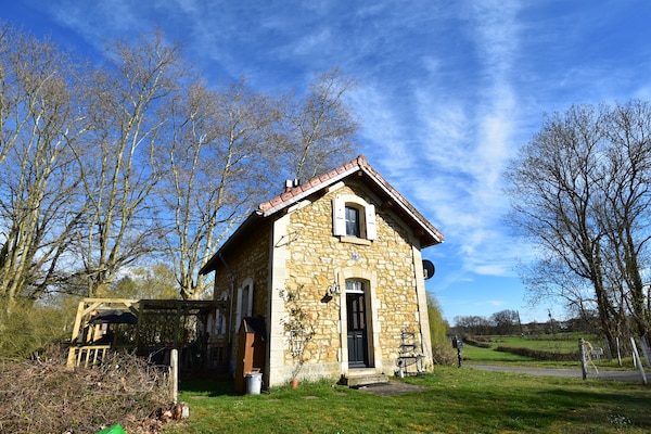 Foto van Cottage in Frankrijk met tuin bij meer - Vakantiehuis in Montaron - ExteriorSummer