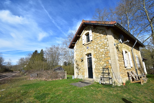 Foto van Cottage in Frankrijk met tuin bij meer - Vakantiehuis in Montaron - ExteriorSummer