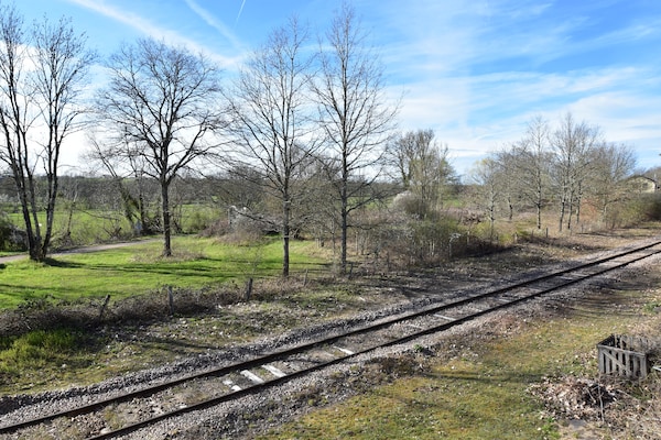 Foto van Cottage in Frankrijk met tuin bij meer - Vakantiehuis in Montaron - ViewSummer