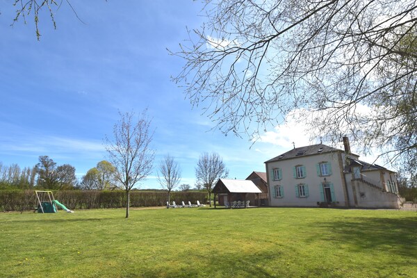Foto van Luxe landhuis in Verneuil met omheinde tuin - Vakantiehuis in Verneuil - GardenSummer