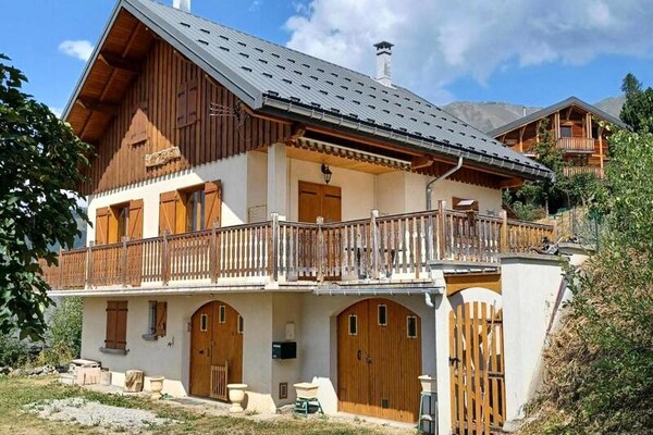 Foto van Chalet in de Alpen met prachtig uitzicht op de bergen - Untagged