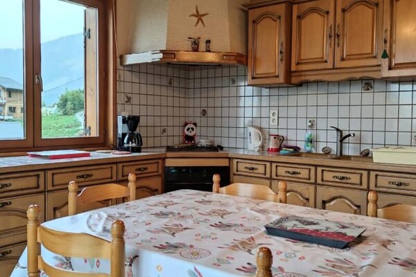 Foto van Chalet in de Alpen met prachtig uitzicht op de bergen - Untagged