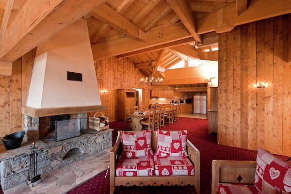 Foto van Ruim skichalet met zwembad - Vakantiehuis in Montvalezan - La Rosiere - LivingRoom