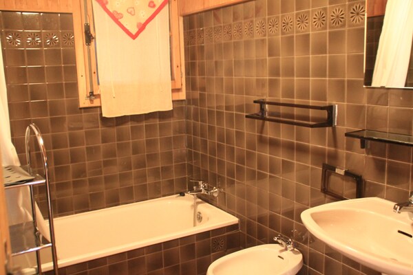 Foto van Chalet in Vonnes bij Skiliften & Shuttle - Vakantiehuis in Châtel - BathRoom