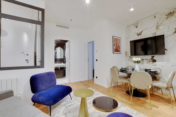 Foto van Authentiek appartement - 2BR/6P - Rue des Martyrs - Opéra - DiningRoom