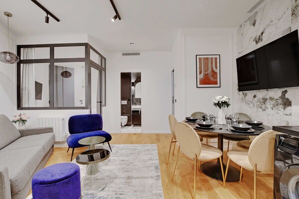 Foto van Authentiek appartement - 2BR/6P - Rue des Martyrs - Opéra - DiningRoom