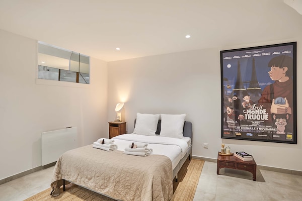 Foto van Modern appartementencomplex in het centrum van Parijs, Montmartre - Untagged