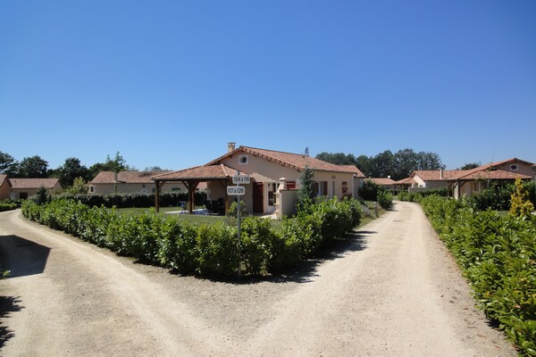 Foto van Schitterende Franse villa in de Loire-streek - Vakantiehuis in Les Forges - ExteriorSummer