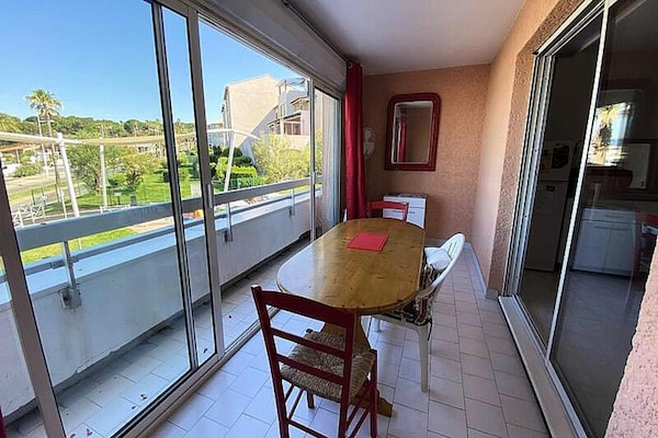 Foto van 2 stukken voor 4 personen - Vakantiehuis in SIX FOURS LES PLAGES - LivingRoom