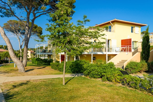 Foto van Appartement met zeezicht voor 4 personen, Var - Vakantiehuis in Six-Fours-les-Plages - ExteriorSummer