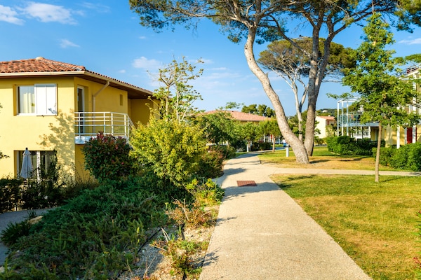 Foto van Appartement met zeezicht in een blokhut voor 6 - Vakantiehuis in Six-Fours-les-Plages - ExteriorSummer