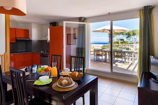 Foto van Appartement met zeezicht in een blokhut voor 6 - Vakantiehuis in Six-Fours-les-Plages - DiningRoom