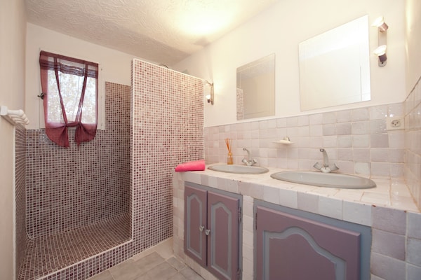 Foto van Villa in Bagnols met Zwembad & Natuurparken - Vakantiehuis in Bagnols en Foret - BathRoom