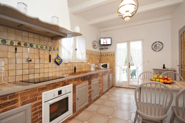 Foto van Villa in Bagnols met Zwembad & Natuurparken - Vakantiehuis in Bagnols en Foret - Kitchen