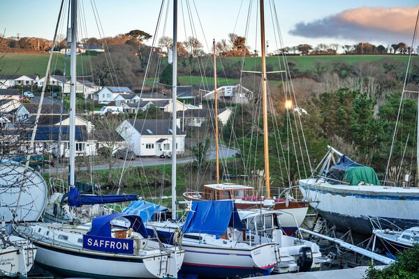 Foto van Cottage in Cornwall bij Helford River & Hot Tub - Vakantiehuis in Gweek - GardenSummer