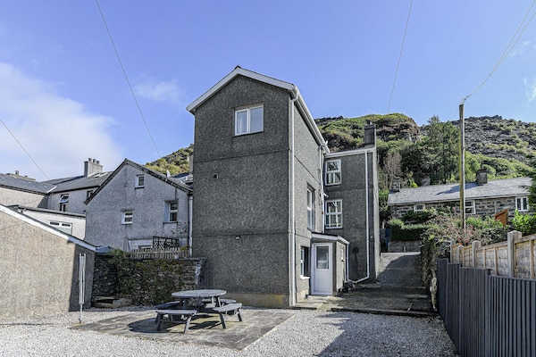 Foto van Cottage in Snowdonia met Filmkamer & Uitzicht - Vakantiehuis in Blaenau Ffestiniog - ExteriorSummer