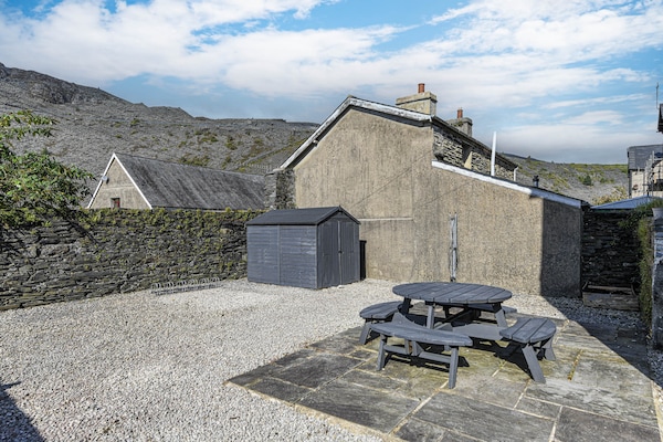 Foto van Cottage in Snowdonia met Filmkamer & Uitzicht - Vakantiehuis in Blaenau Ffestiniog - ExteriorSummer