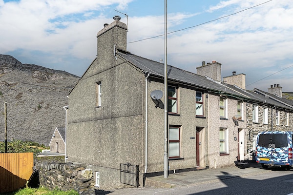 Foto van Cottage in Snowdonia met Filmkamer & Uitzicht - Vakantiehuis in Blaenau Ffestiniog - ExteriorSummer