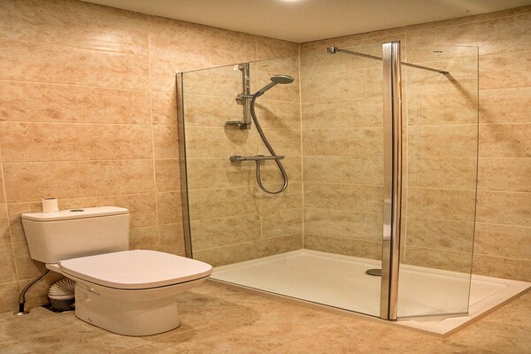 Foto van Schuur in Cotswolds met Hot Tub & Uitzicht - Vakantiehuis in Little Rissington - BathRoom