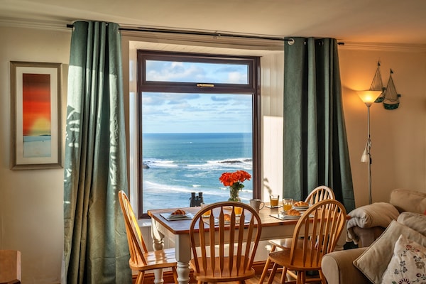 Foto van Cottage in Sennen met Uitzicht op Zee - Vakantiehuis in Sennen - DiningRoom