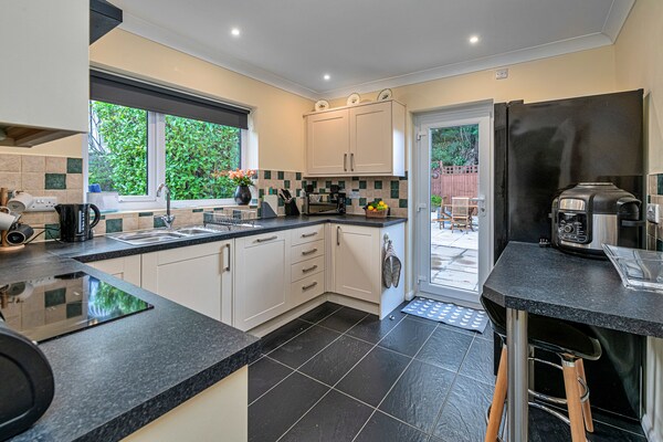 Foto van Bungalow in Dyserth met Hot Tub & Waterval - Vakantiehuis in Dyserth - Kitchen