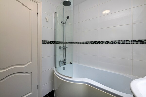 Foto van Bungalow in Dyserth met Hot Tub & Waterval - Vakantiehuis in Dyserth - BathRoom